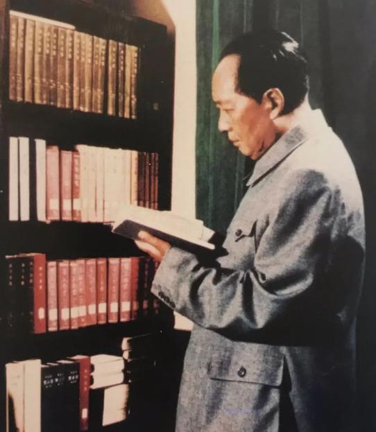 秦始皇比孔夫子伟大！1964年，毛主席会见外宾时直言：我赞成秦始皇，不赞成孔夫子