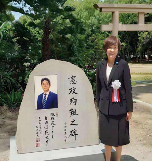 安倍晋三的遗孀每次扫墓都笑得很开心，是不是因为文化习惯不同？在日本贵族圈里，汉语