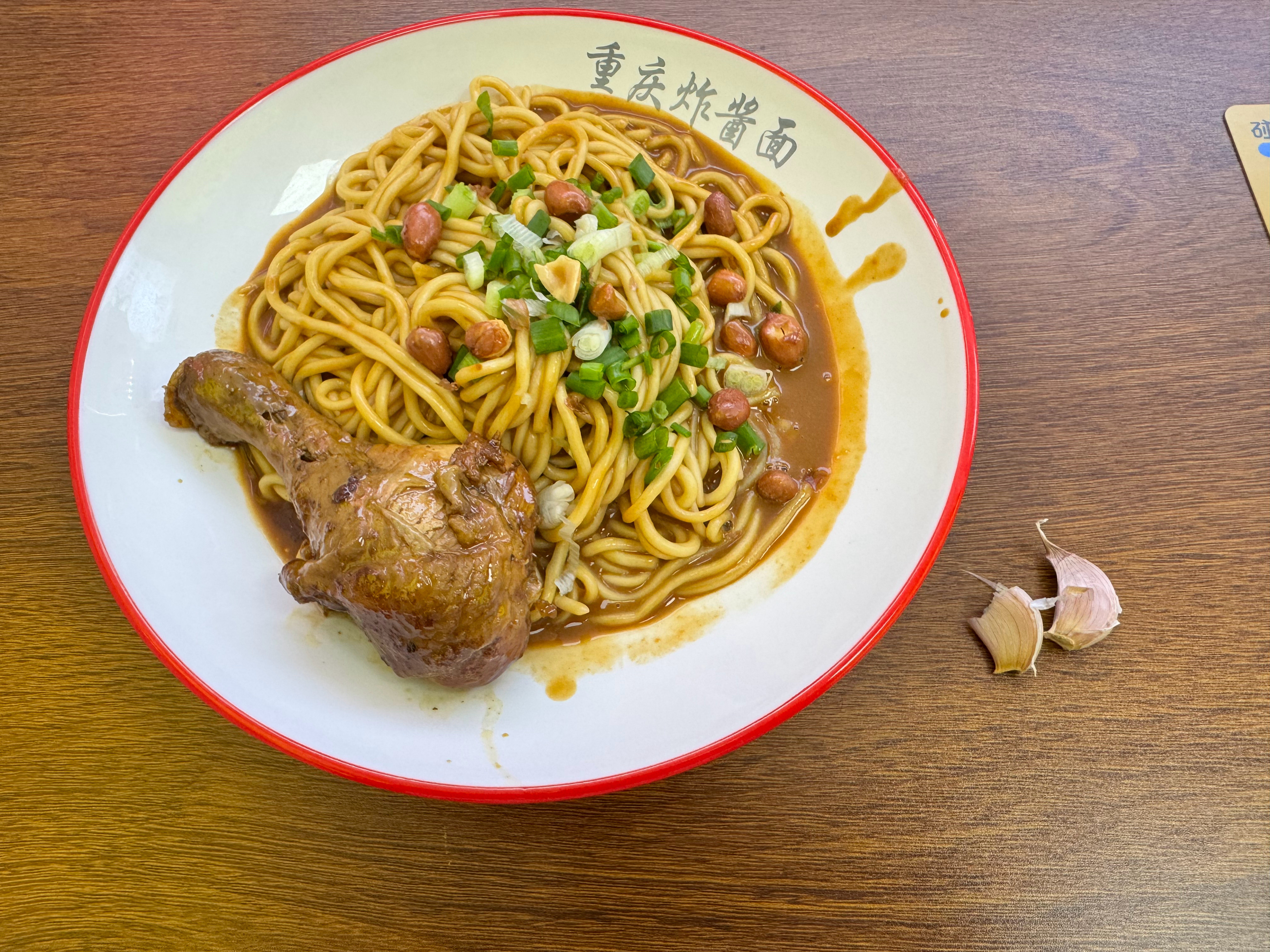 大家在吃面条的时候，会就点大蒜生吃不[大笑]因为吃面不吃蒜，香味少一半​​​