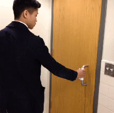 爆笑GIF: 你能别对我笑得那么甜嘛? 我心慌慌