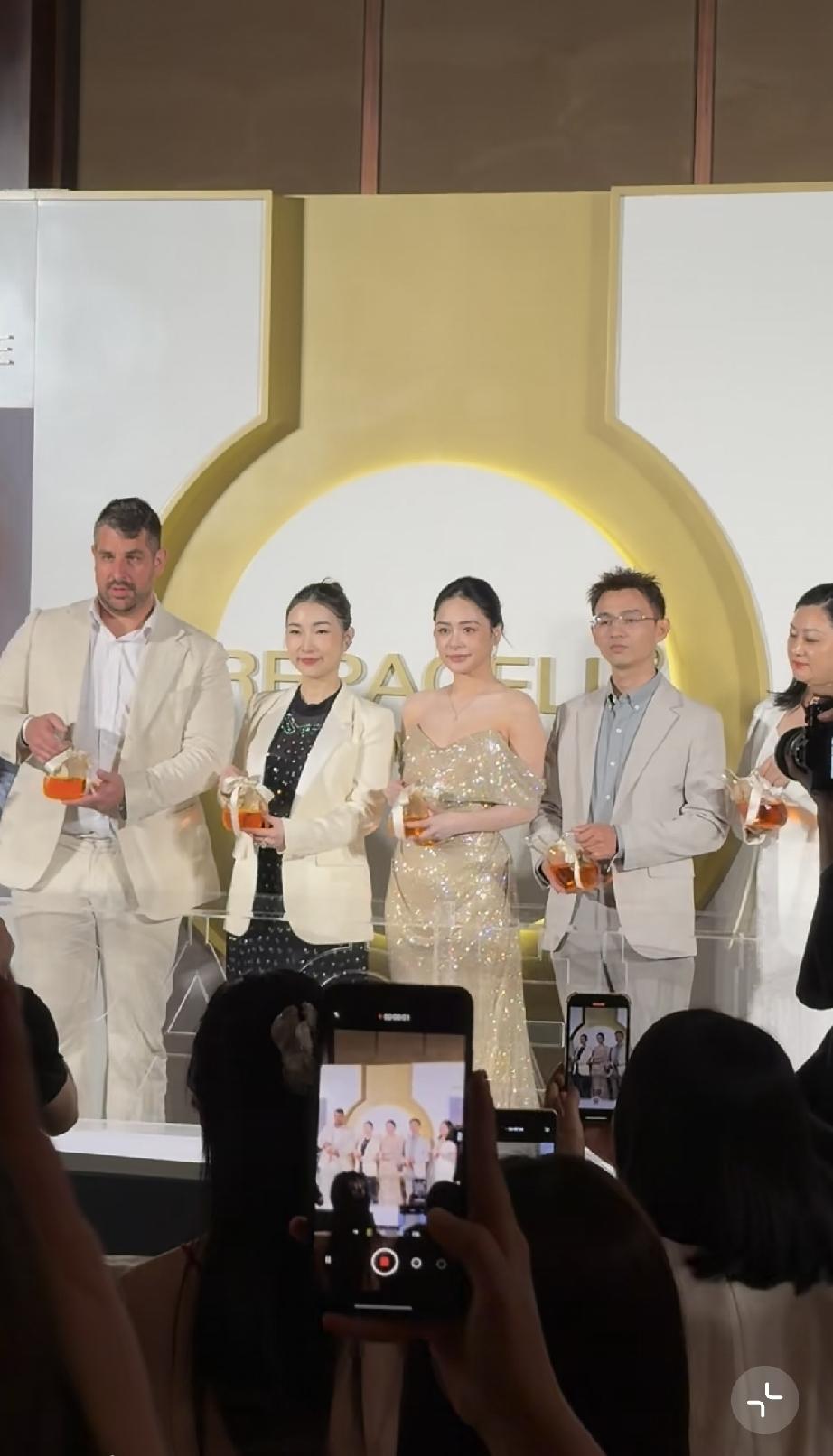 7月30日，阿娇参加瑞铂希西品牌发布会发福不少，无修图下体态很老，脸部表情一言难