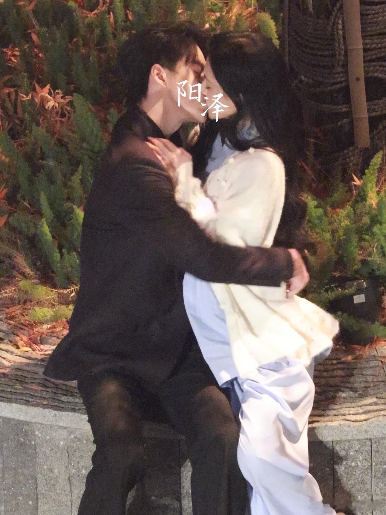 敖瑞鹏沈羽洁你俩亲得如此有性张力！敖瑞鹏沈羽洁不二之臣花坛吻敖瑞鹏沈羽洁吻戏性张