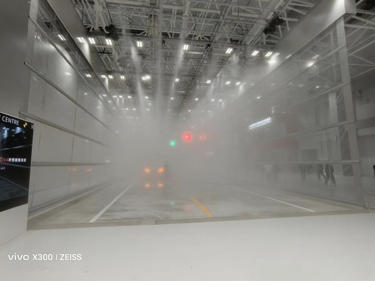 我国安全中心拿下五项世界纪录今天在吉利参观全球最大的汽车安全实验室，确实很壮观