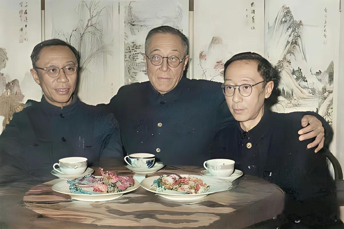 如果你有什么想不开的，请看看这两张照片！这是1960年，溥仪与溥杰两兄弟去探望