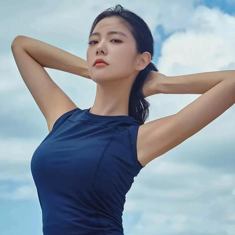 云海之下，蓝色精灵森林精灵照紫色精灵浅蓝碎花精灵蓝色精灵写真蓝翼精灵写真