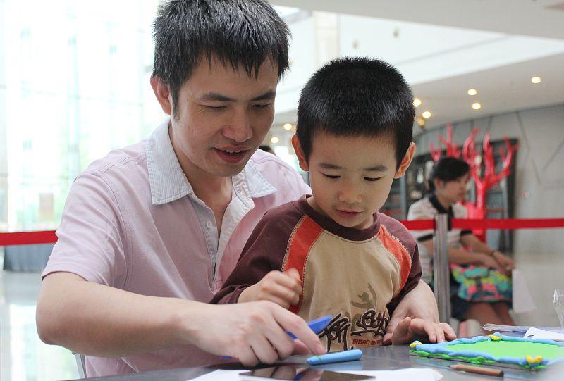 顶级的亲子关系，不是把孩子逼成“完美小孩”，而是父母先学会“认怂”！你是不是