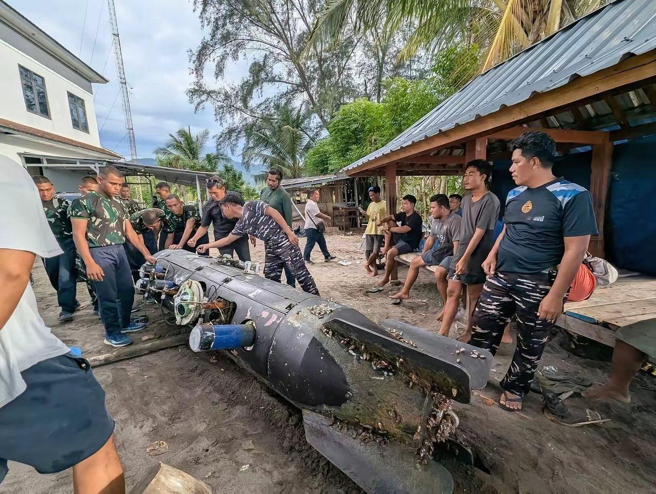 印尼渔民从海中捞到了个大家伙，还是操心一下这东西能从官方换来几个钱吧