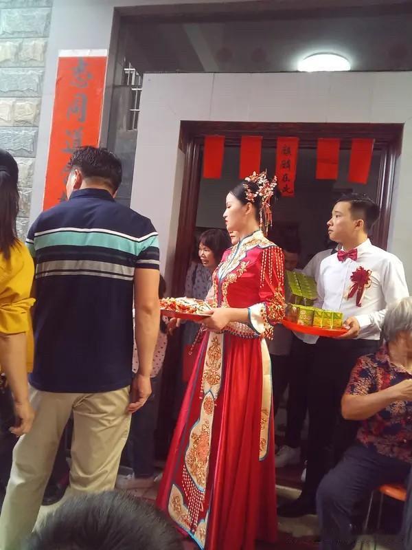 高嫁和下嫁的对应的。很多人羡慕80后、70后的高嫁高娶。但是这些高嫁高娶背后