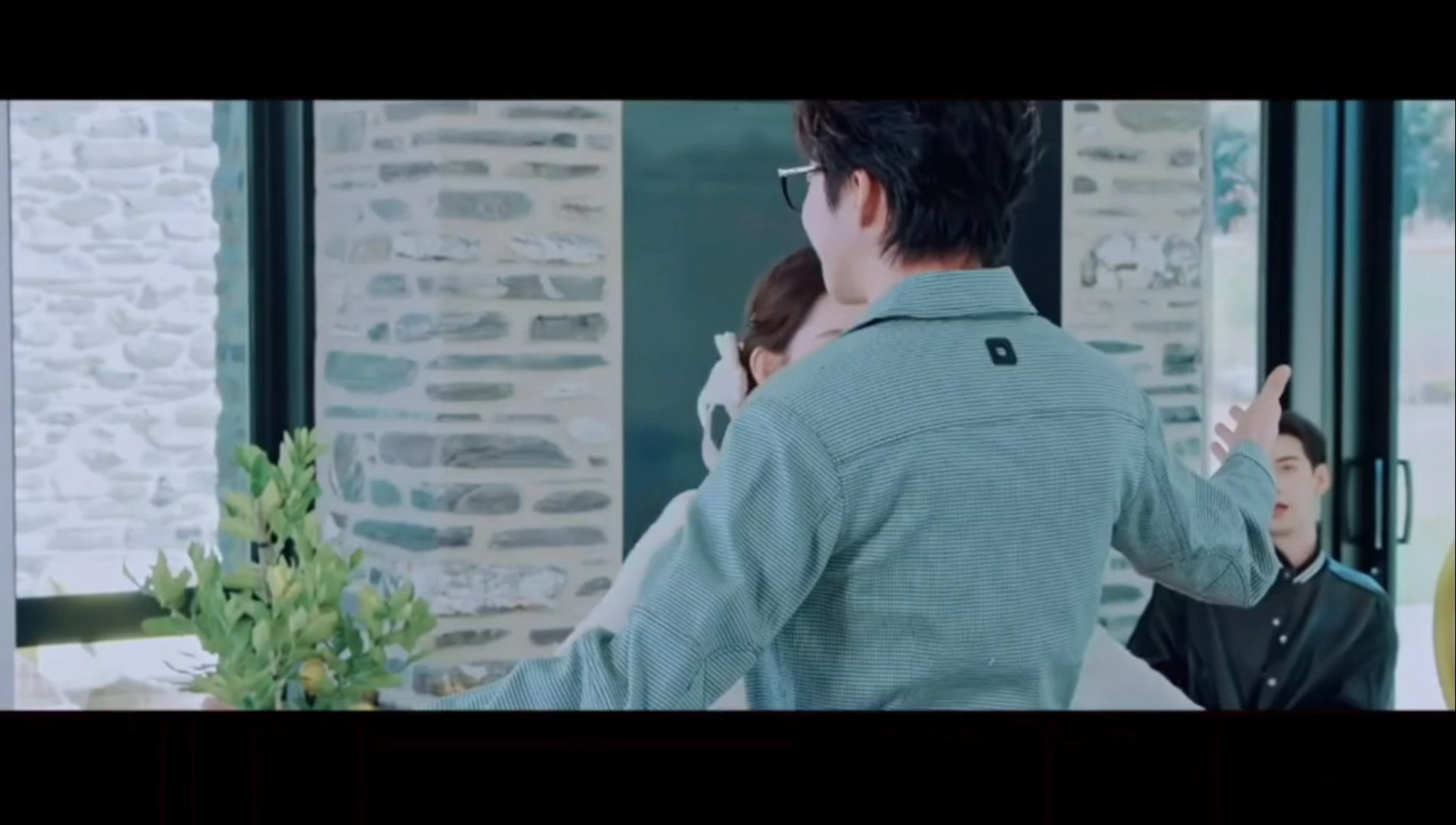 哎呀，哥哥张开双臂的瞬间，真想扑进哥哥的怀里。雯姐，要不商量一下，让我来吧刘宇宁