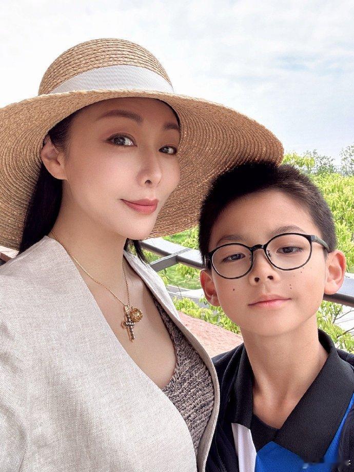 保剑锋这事儿，让人有些看不懂啊……前女友，怎么就突然爆料保剑锋出轨的事情了呢