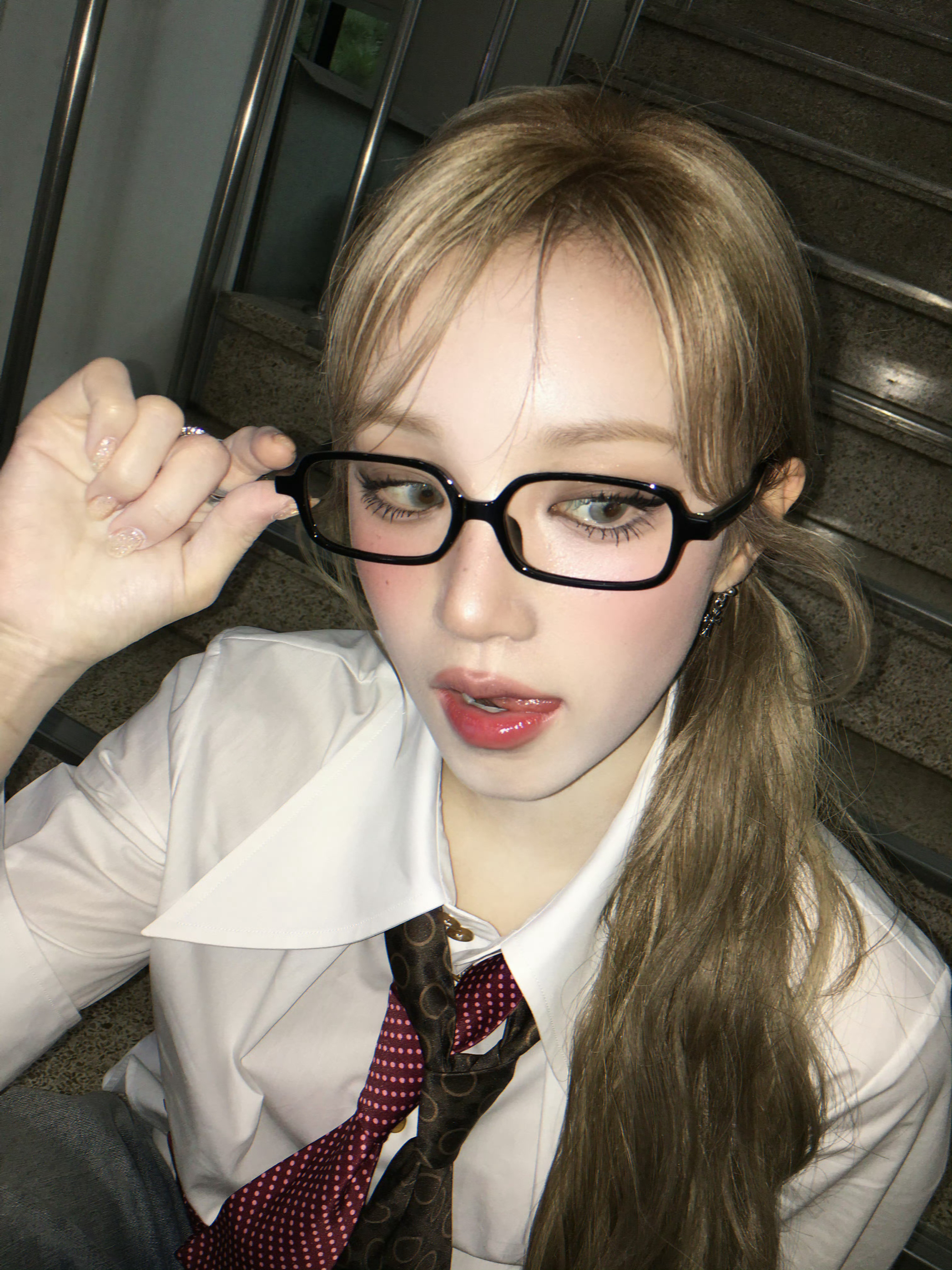 戴着眼镜的宋雨琦尤物级别