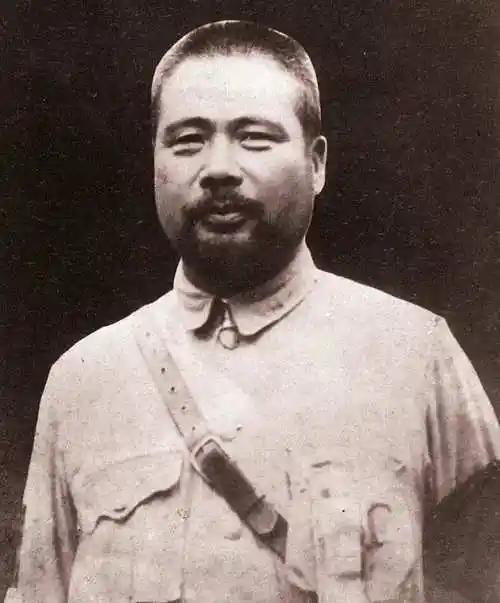 1927年，蒋介石邀请冯玉祥到徐州会谈，可谁知，蒋介石和一行随从的官员，在车站等