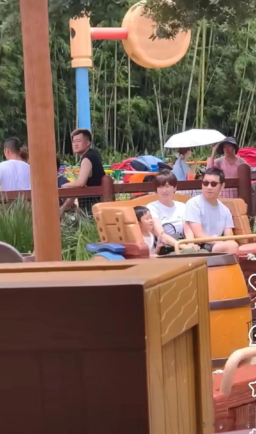 许昕一家去上海迪士尼玩了。看到有去上海迪斯尼玩的人偶遇了许昕一家，他们一家四口