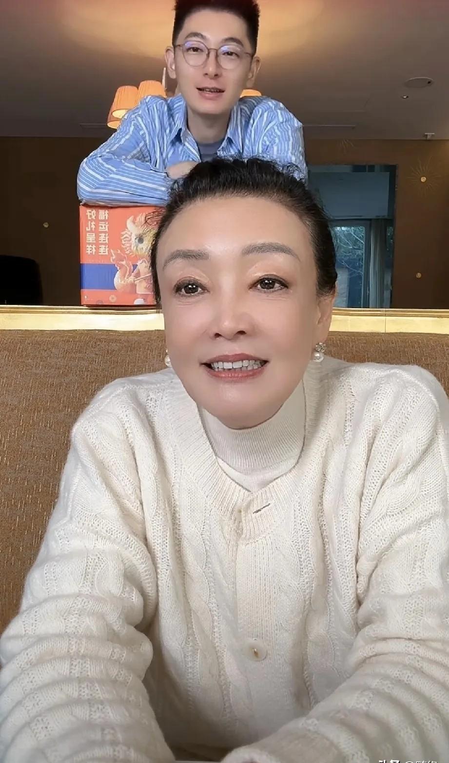 张兰直播间的风向，全变了。不再是战兰，是暖炉。那两个孩子，回来了。不是寒假