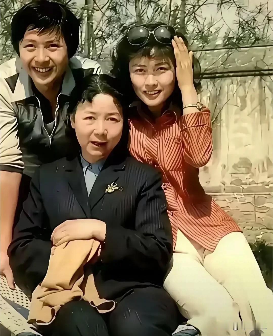 仔细看，那时的田华老师气质优雅，端庄大气！而后面两个是谁？一个阳光帅气，一个天生