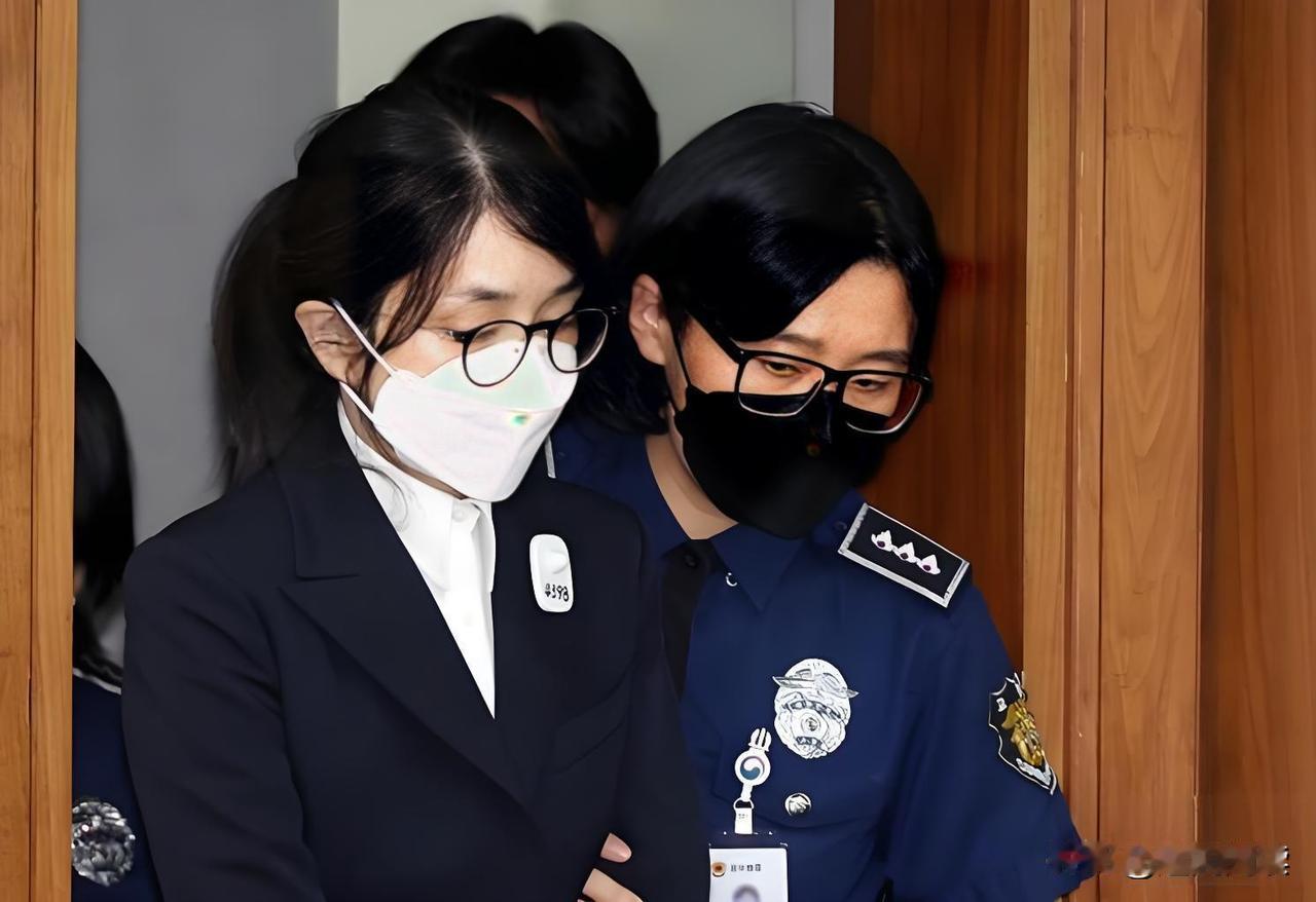 尹锡悦落泪注视，金建希却冷淡回避，这“热脸贴冷面”的一幕，说明他俩的政治与情感共