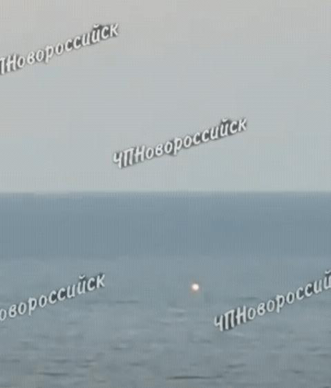 乌军又想偷袭克里米亚俄军军舰！一艘乌军无人艇，悄悄的来到克里米亚守株待兔，蹲守俄
