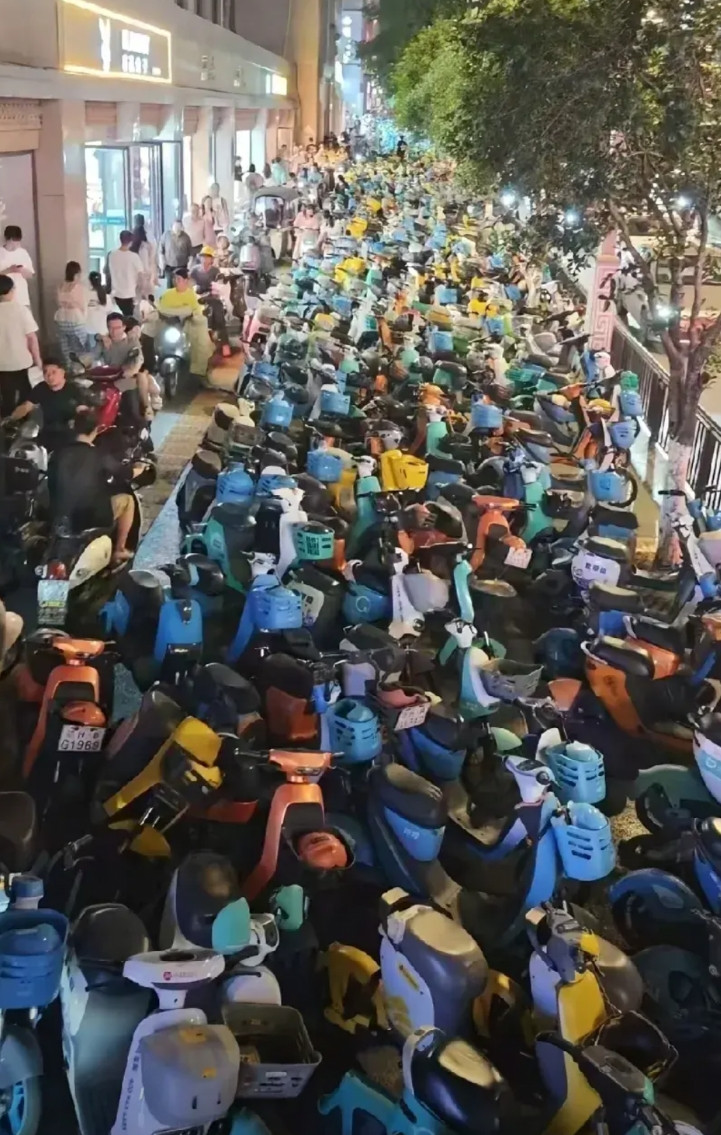 景德镇此次五一，我觉得最大的败笔当属共享电动车了。知晓景德镇火了起来，旅客数量