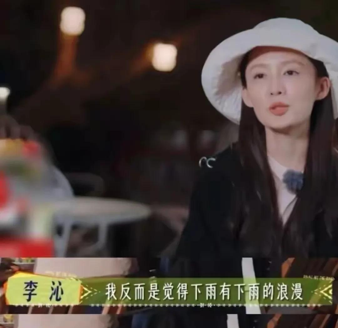 赵丽颖评价李沁“她戏里戏外都是特别好看的女孩子”，这句话的含金量还在上升。别的女