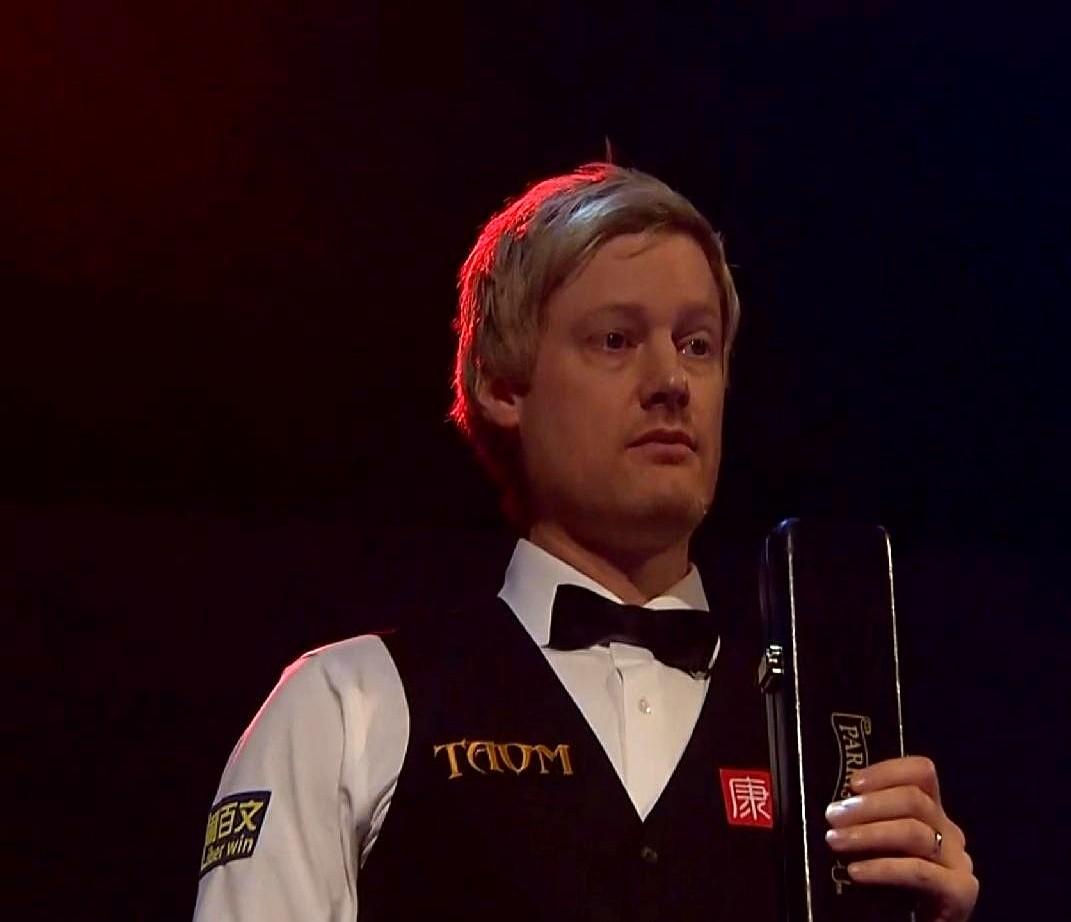 这届斯诺克英锦赛，场上的球还没场下的嘴热闹。“囧哥”凯伦·威尔逊首轮爆冷，转