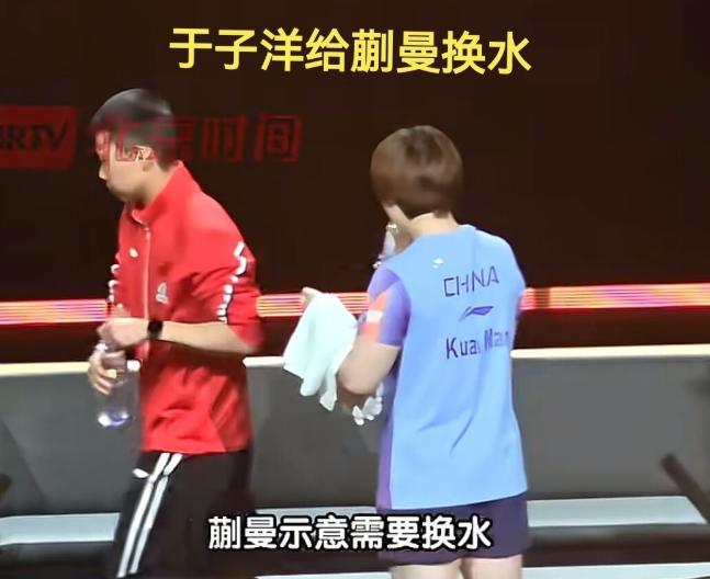 于子洋教练真的是把蒯曼当亲闺女宠，WTT北京赛上，中场休息的时候，蒯曼到于教练那
