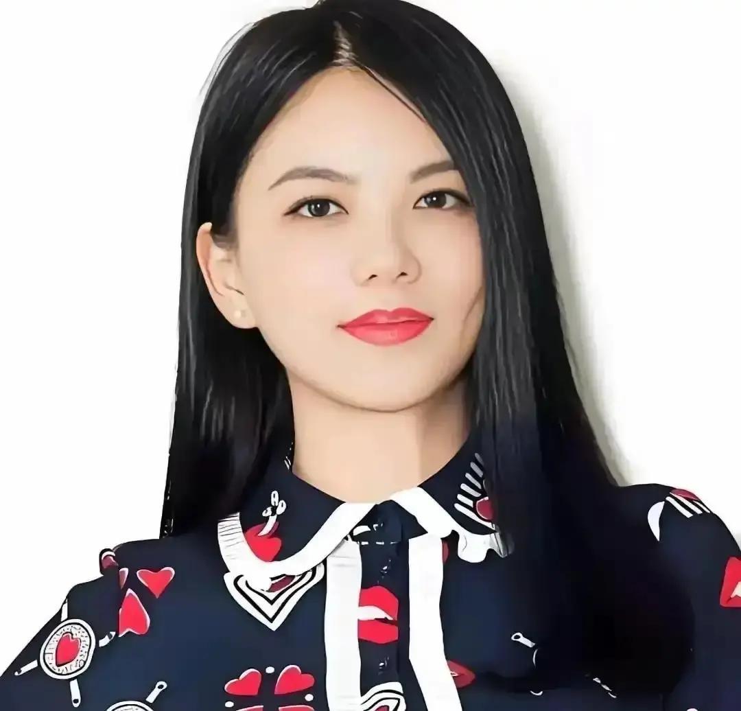 李湘饭局上随口一句“王诗龄一年花六百万不算多”，直接把同桌人震住。我刷到这段，