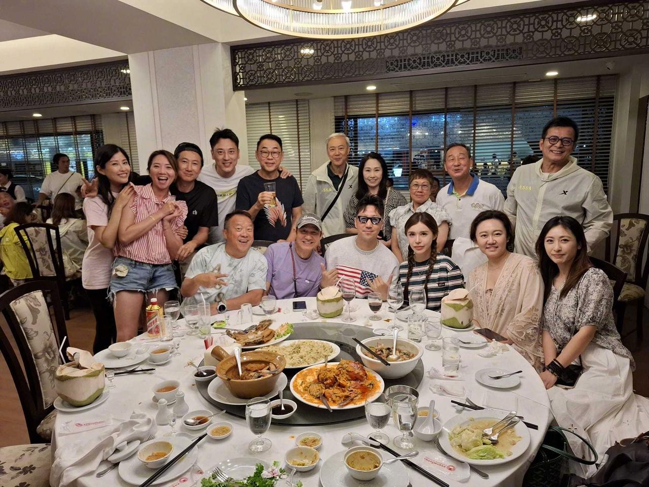 7月4号，泰国曼谷，香港明星足球队成立四十周年庆祝宴，这是部分球员与家属昨晚宴会
