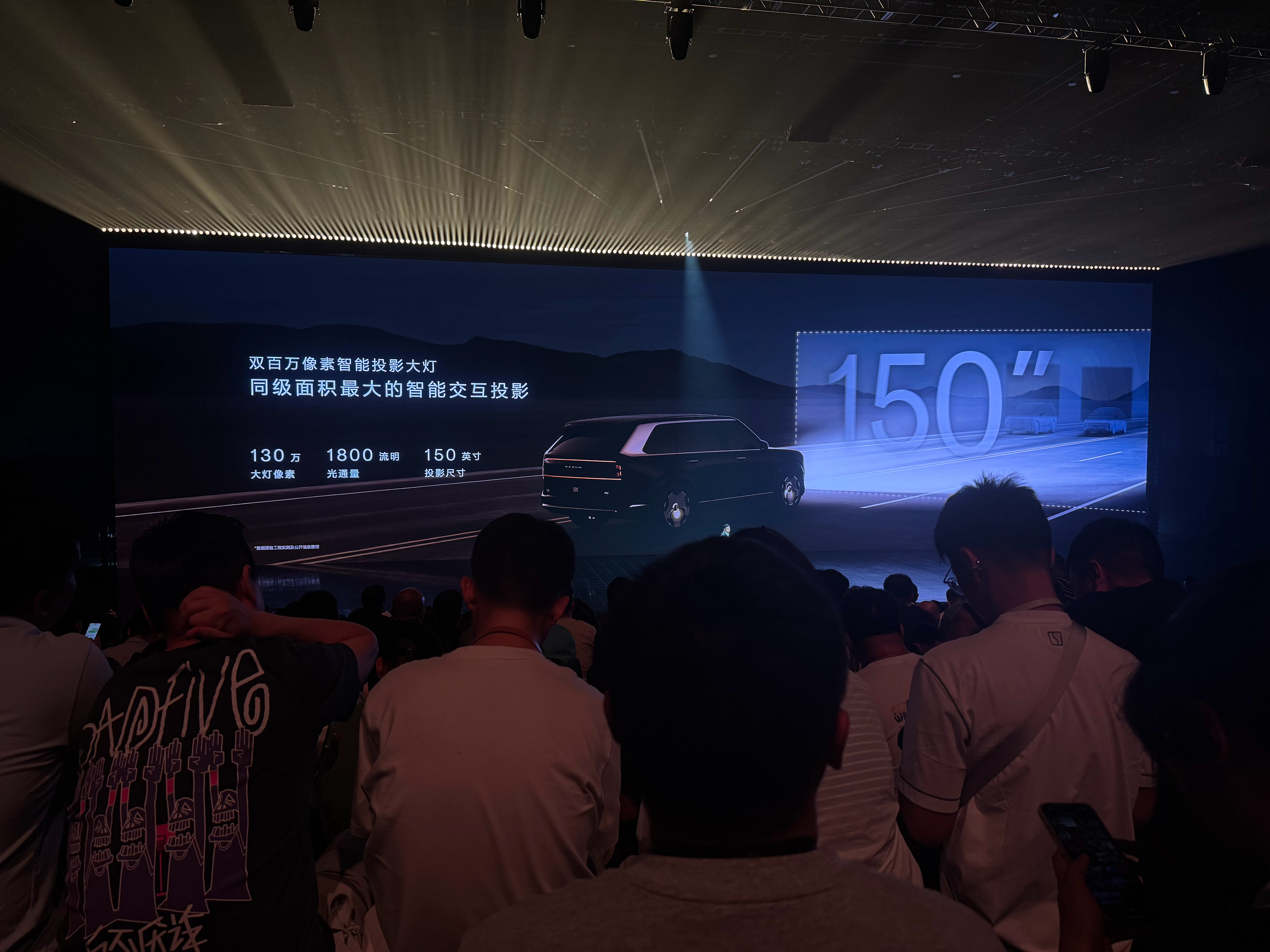 极氪9x引领新一代科技豪华以后投影大灯大家玩的花样会越来越多这次极氪9X直接带来