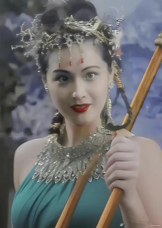 曾经《西游记》里最美的万圣公主，如今也难逃岁月，悄然熬成了大妈模样，令人不禁感叹