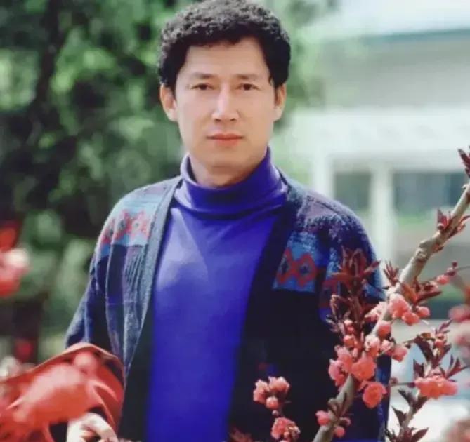 “她比我大40岁！晚上睡在我旁边的时候，我浑身都起鸡皮疙瘩。”1993年，这个继