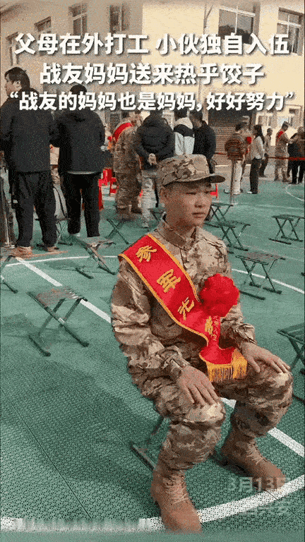 泪目了，广西兴安，即将入伍的新兵在球场集合，其中一小伙父母在外打工不会有人来送他