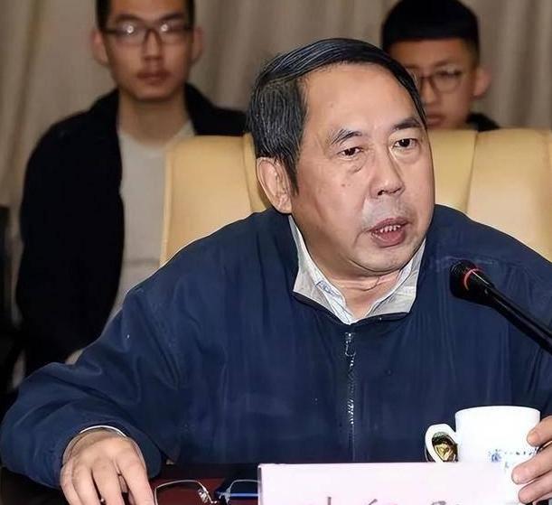 “中国现在向美国投降还来得及！再晚就要‘跪着’了，”7年前，中美贸易战正酣，一位