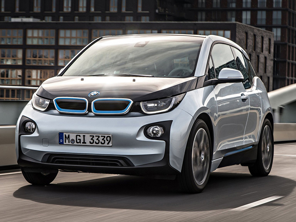 其实一直以来有一个小车我个人非常喜欢，就是宝马I3，既有腔调又有十年前宝马对于未