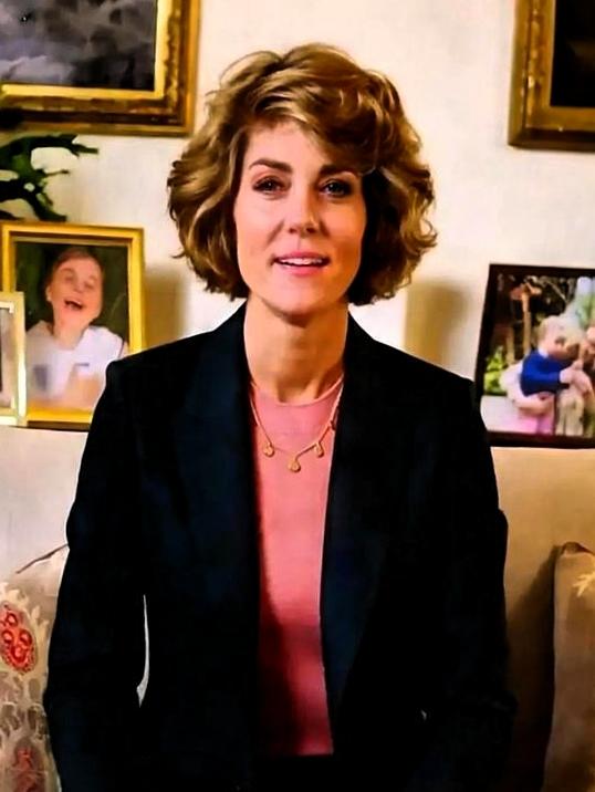 凯特王妃换短卷发了！蓬松卷度一亮相，就被说像极了戴安娜王妃。这发型自带复古感，既