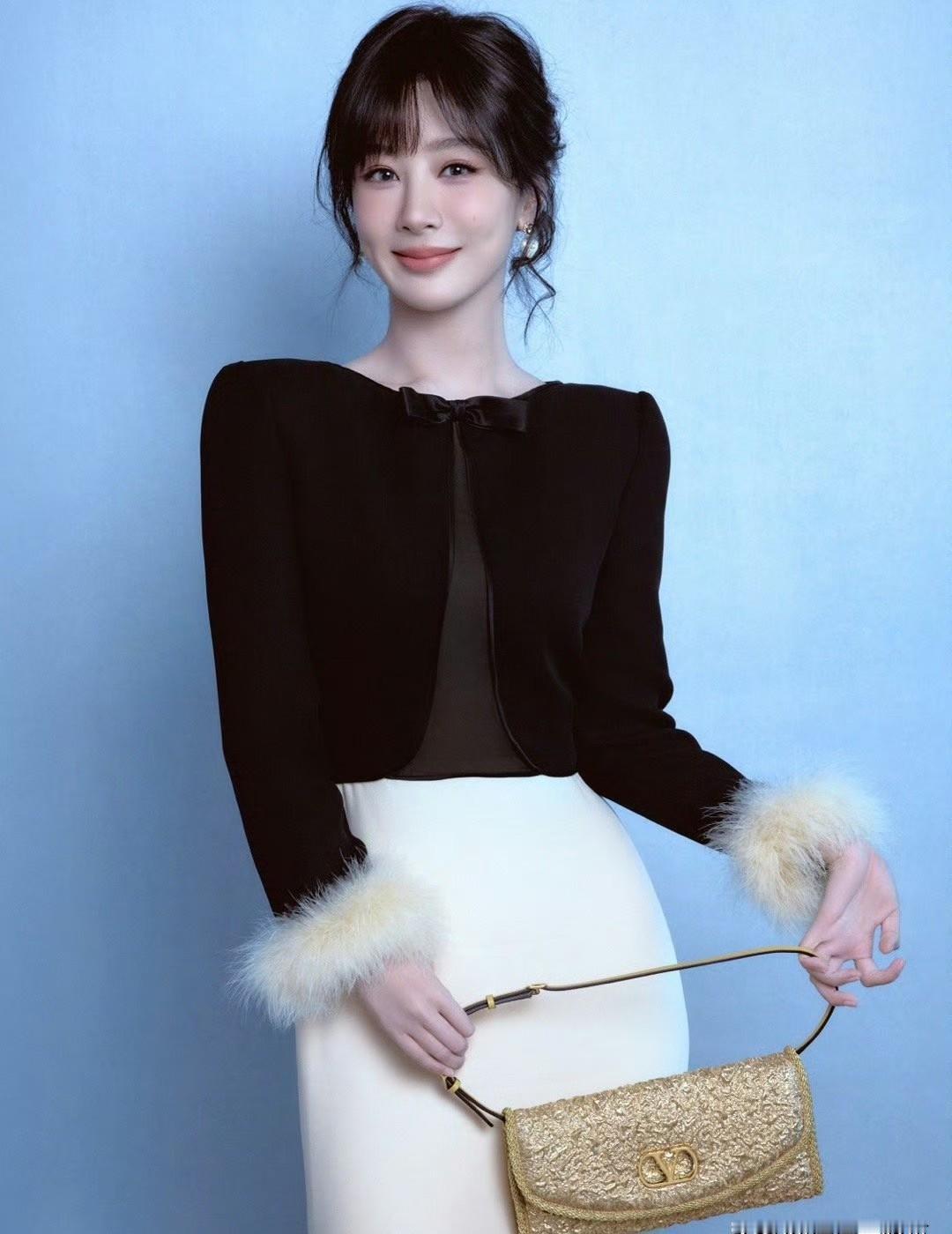 杨紫这身米色针织裙，真把人看呆了。珍珠配饰一戴，气质直接拉满。清透妆容+柔美