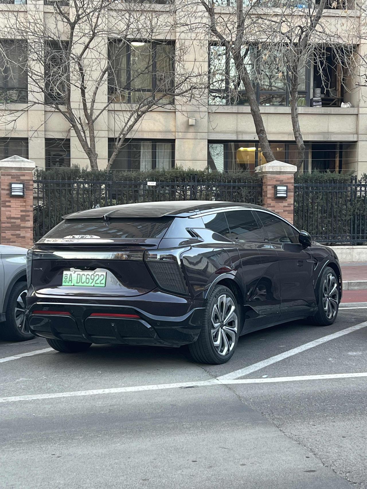 12月售出均价近百万的尊界S800卖了四千多台，比保时捷和BBA的国内同级车的销