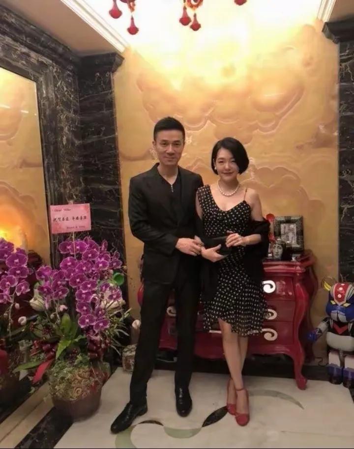 小S真是守得云开见月明她的富豪老公许雅筠居然破天荒愿意陪她出去游玩，而且没有三个