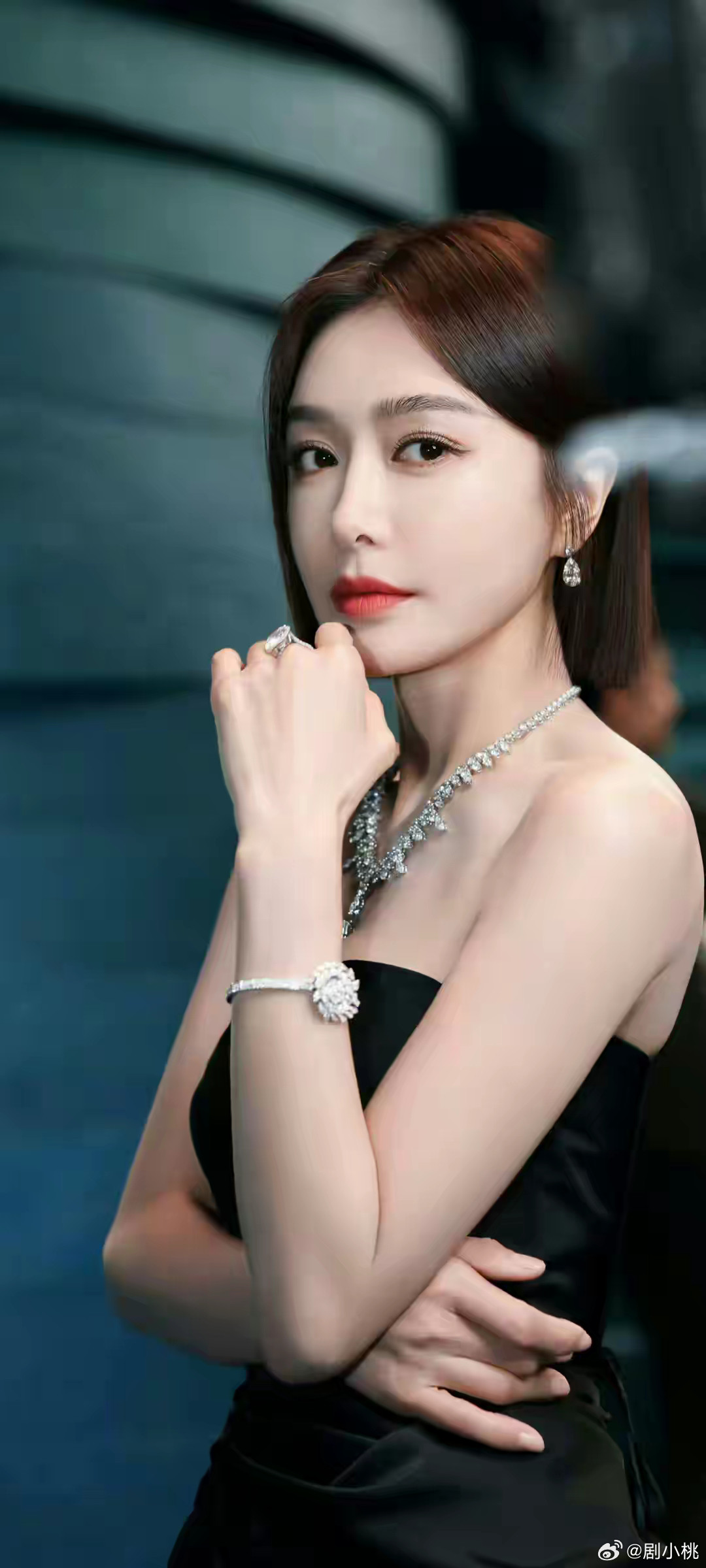 1.秦岚还是不愿意结婚，说白了年轻的时候见识过太多感情的事情，也不愿意用婚姻束缚