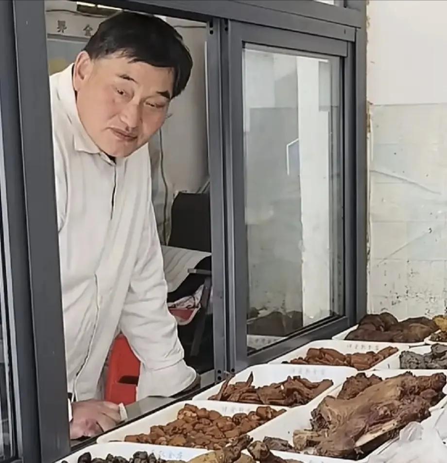 大衣哥低调卤菜馆买菜，不摆谱不浪费实实在在难怪这么多人喜欢他最近有网友偶遇大衣