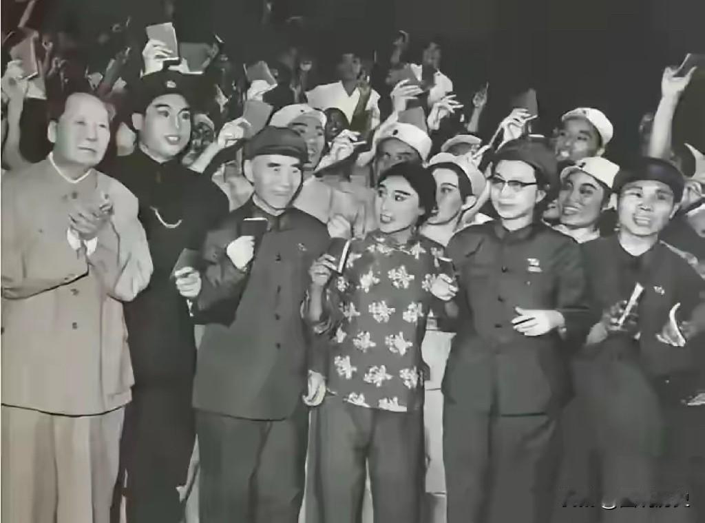这张珍贵合影拍摄于1964年11月6日，在人民大会堂小剧场里，毛主席夫妇和其他领
