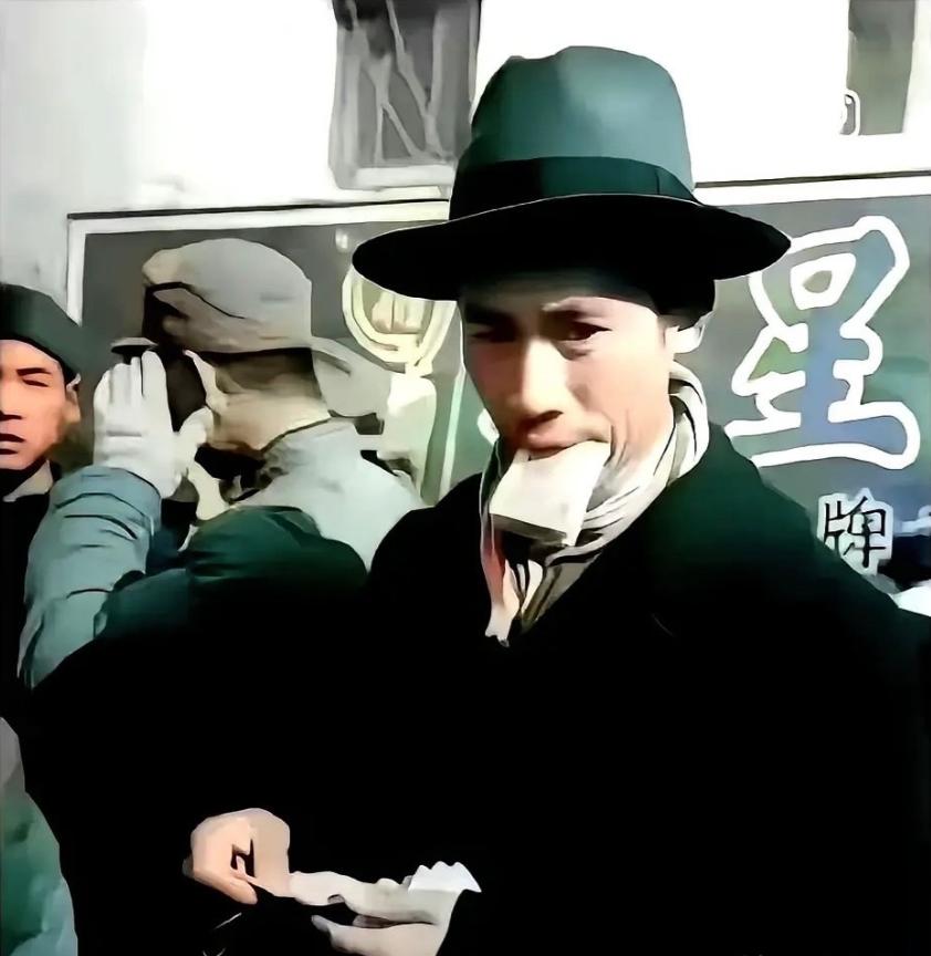 1949年那阵，上海滩有个响当当的商人叫丁永福，居然把自己家的洋房全给卖光了，凑