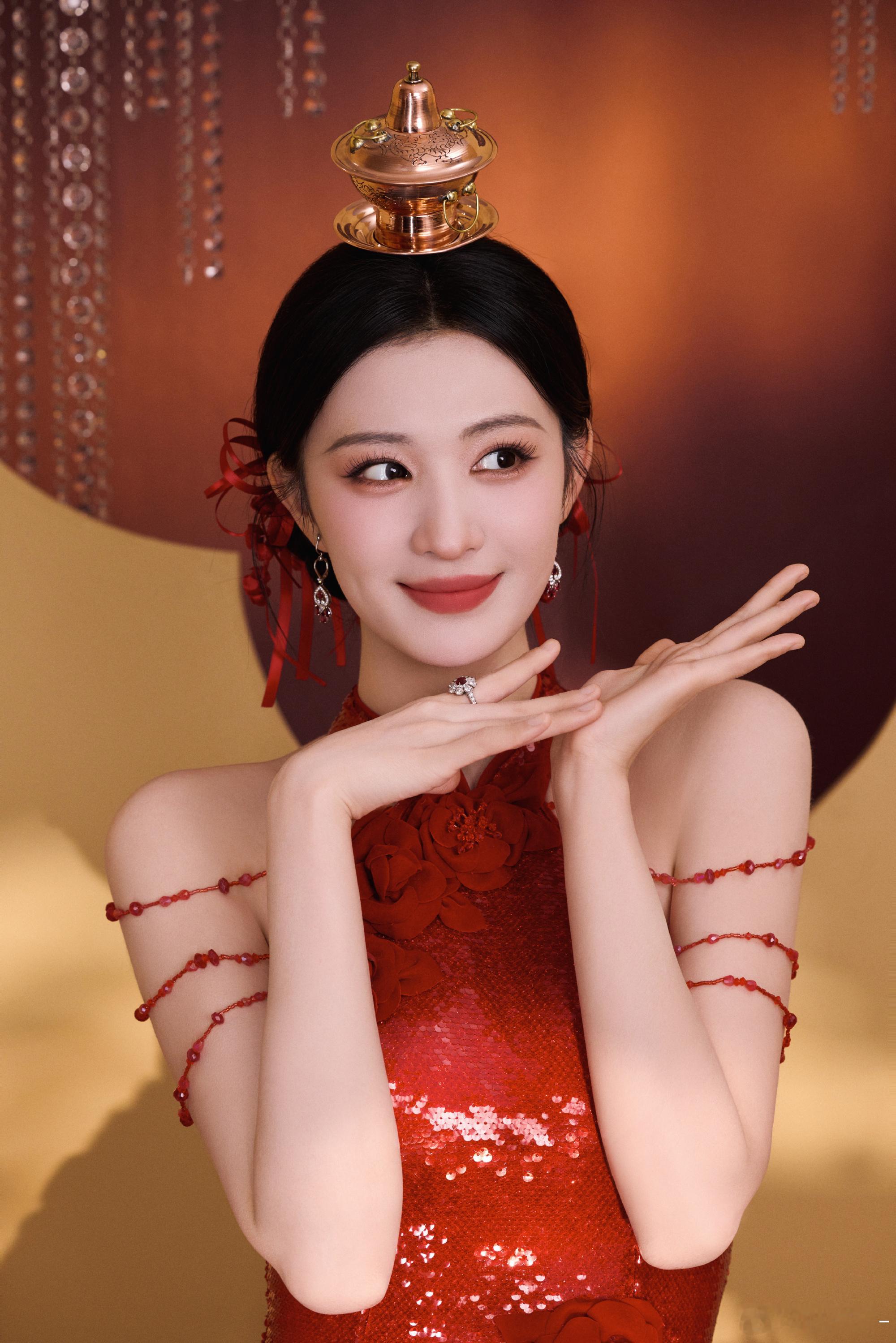 王楚然马年春晚造型王楚然央视春晚出图这个船咋这么美！！好明媚！！王楚然春晚出图