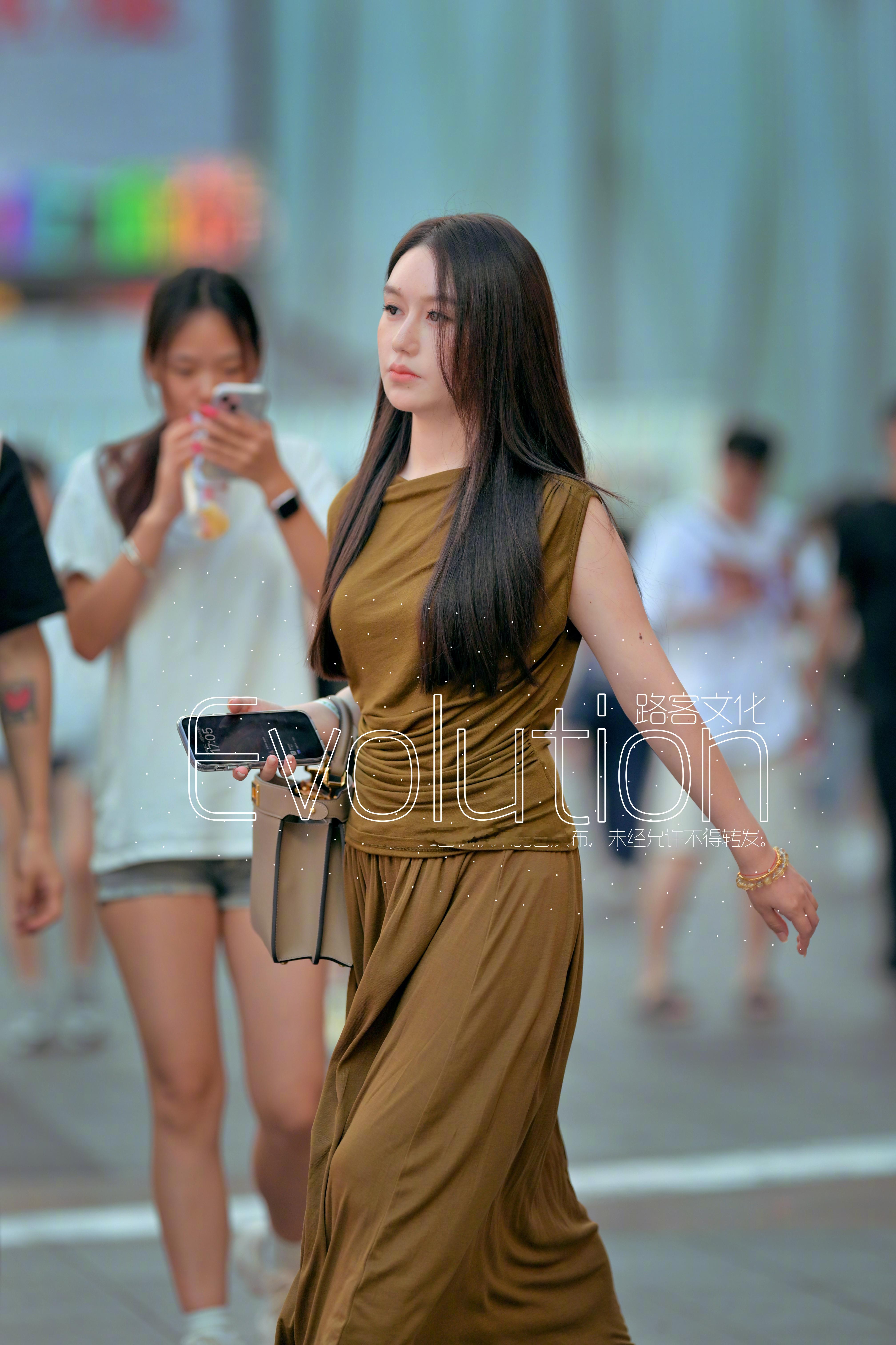 这种棕色偏金色的裙子夏天看很有质感​​​