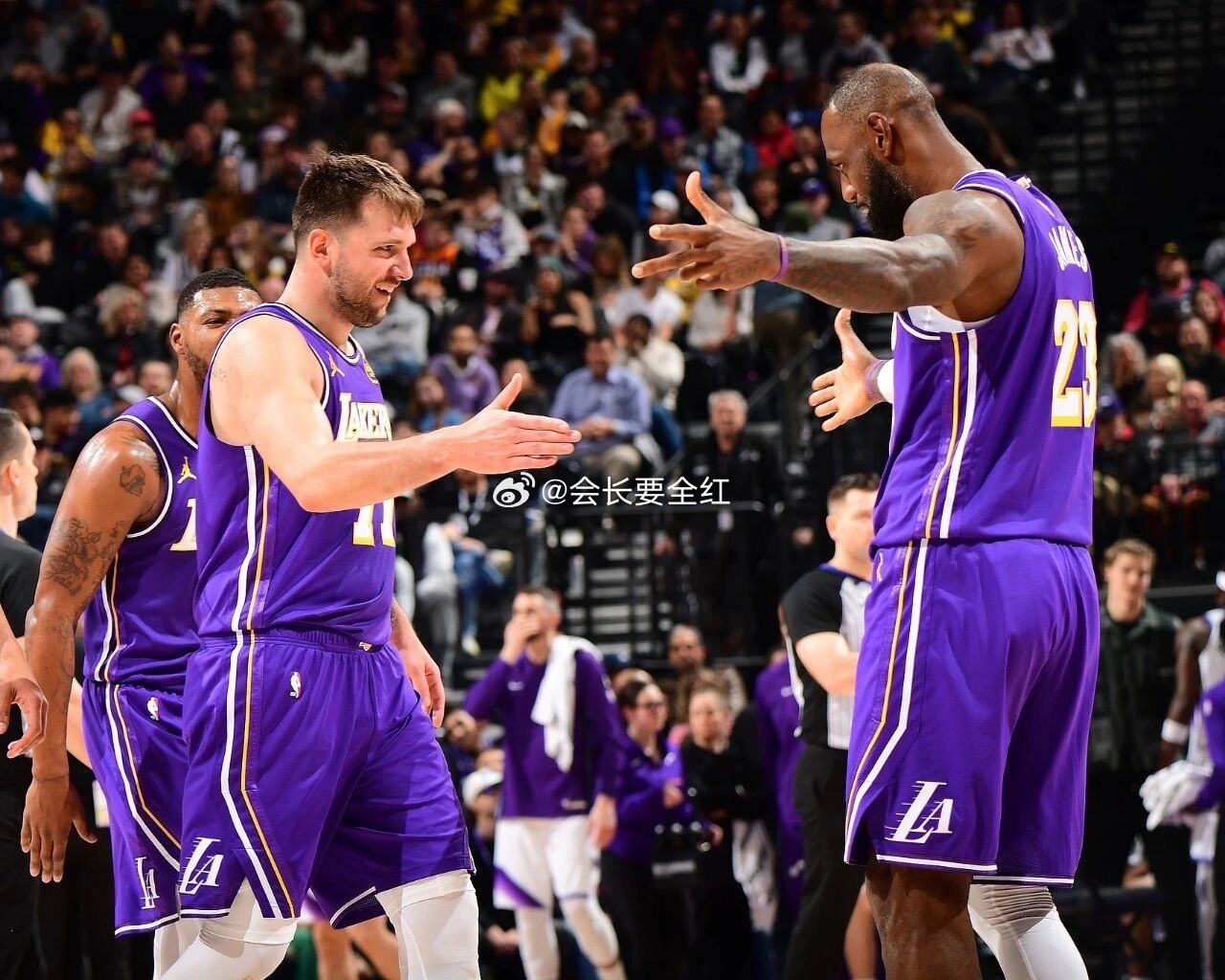 ▼斯玛特：更衣室领袖肯定是我湖人后卫马库斯·斯玛特在播客节目中谈到了自己在球队