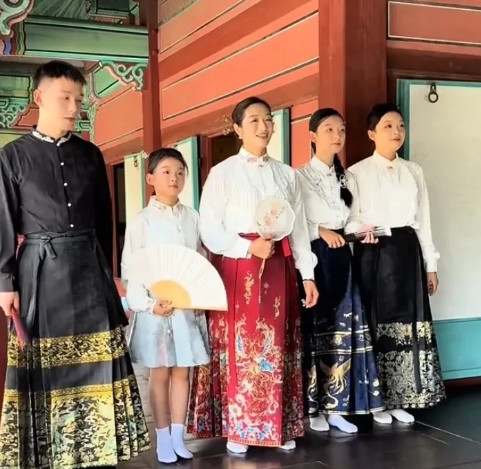 谢浩男一家在韩国穿汉服拍美照了，二妹妹再次吸引了我的目光，她果然是这三姐妹里比较