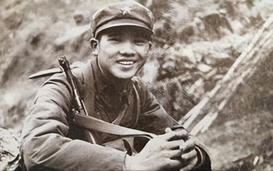 1979年，对越反击战中，一个战士奉命去前线送信，谁知他刚一赶到，就发现阵地已经