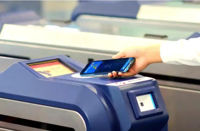 一位在美国生活了二十多年的华人老哥正掏出自己的Visa信用卡感慨：“你看，在美国