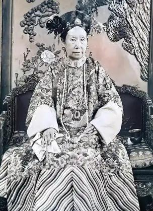 1908年，慈禧去世了，伺候她50多年的大太监李莲英想辞官回家养老，可隆裕太后，