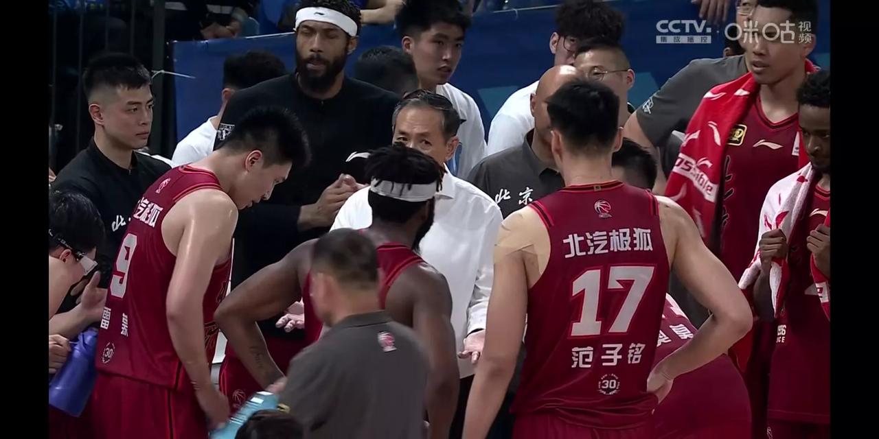 看到昨晚北京在自己的主场又一次脆败于广厦！眼睁睁看着广厦夺冠！我认为主教练许利民