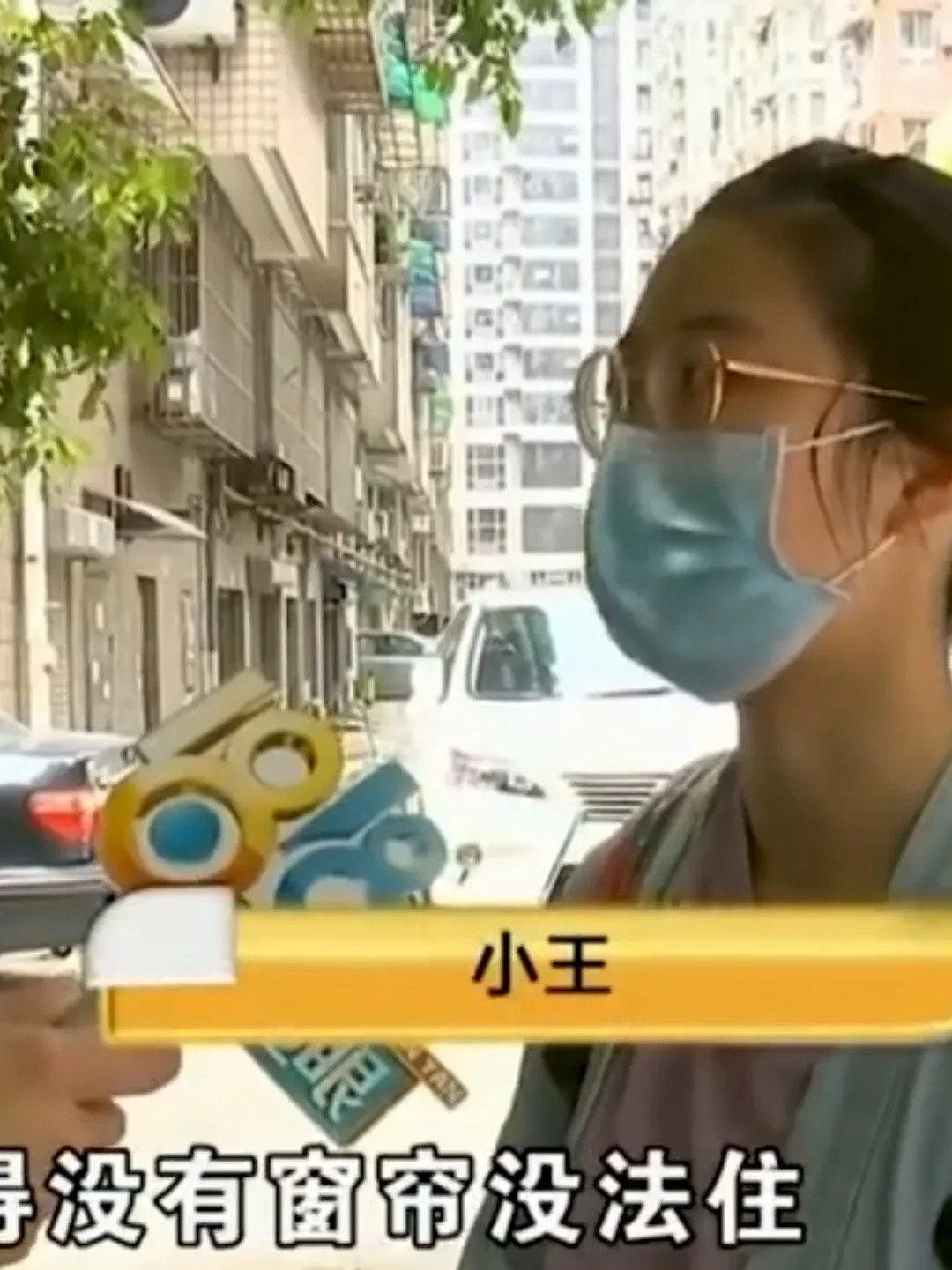 租客父亲跳楼身亡房东索赔50万元租客父亲从阳台一跃而下，房东却甩来50万赔偿单！上个月天津某小区，隔